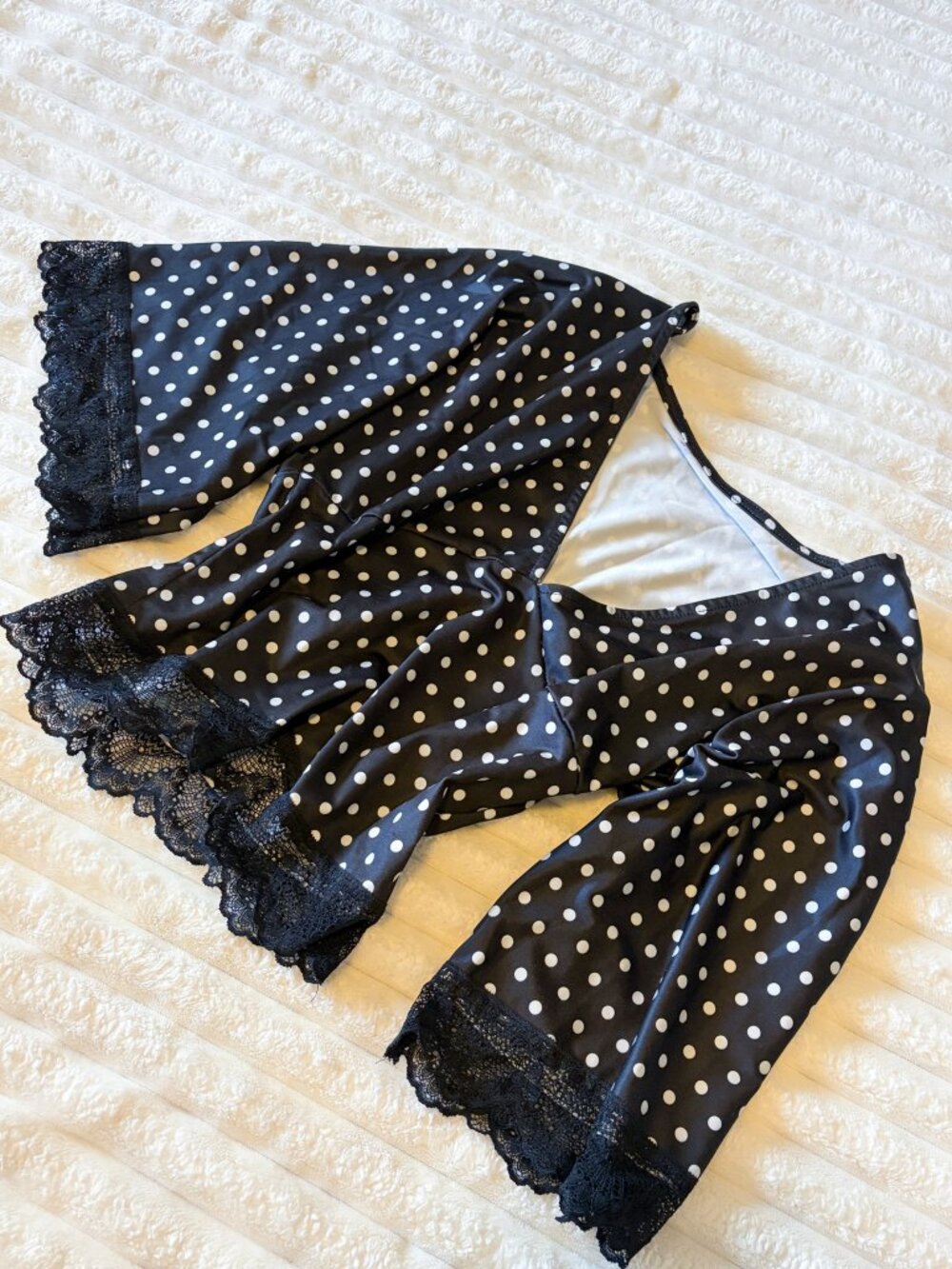 Black & White Polka Dot Batwing V-Neck Lace Hem Top Size M